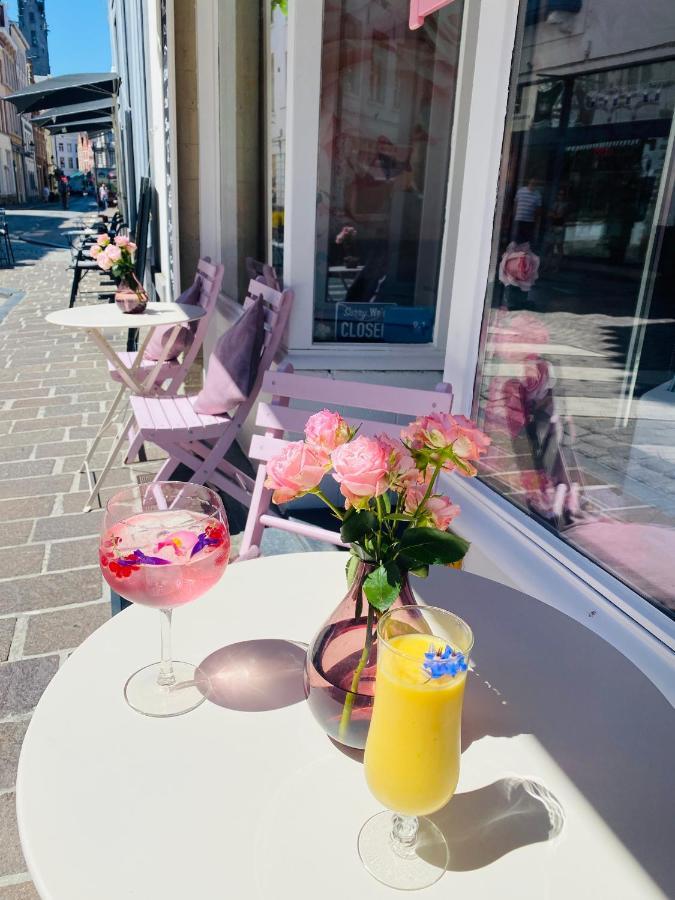 The Flower Couette-café